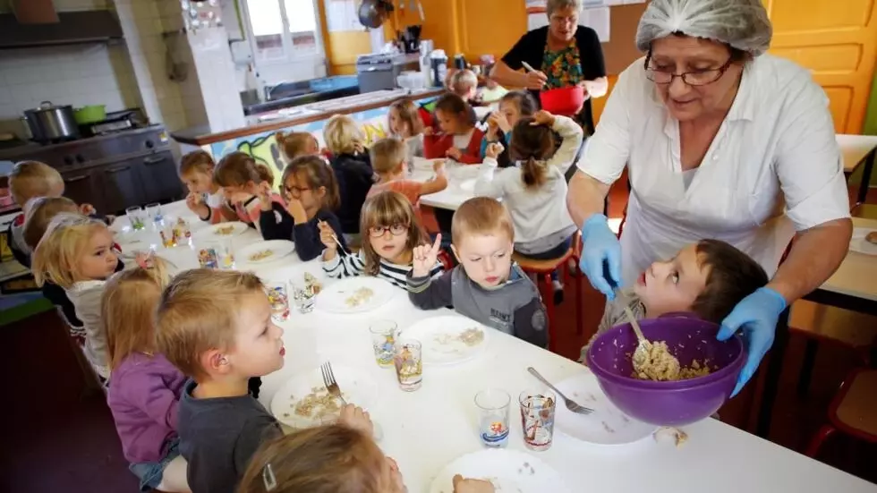 Ilustrasi makan siang gratis pada anak di Prancis